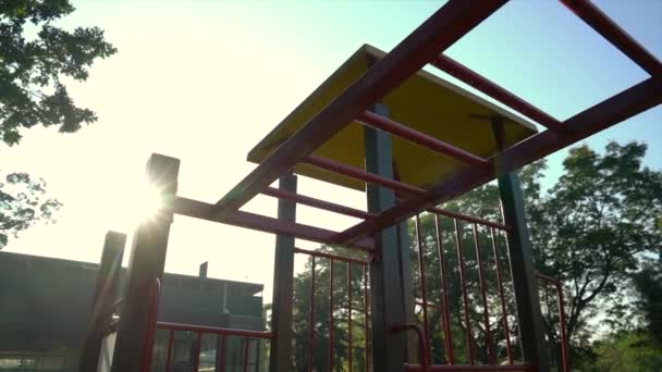 Parque Infantil Vazio Belos Raios Sol Pela Manhã — Vídeo de Stock