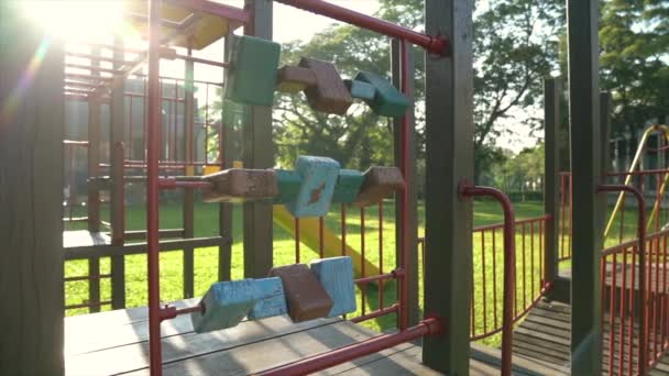 Lege Speelplaats Voor Kinderen Prachtige Zonnestralen Ochtend — Stockvideo