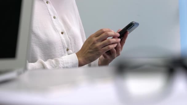 Mujer Negocios Surfeando Enviando Mensajes Texto Teléfono Celular Oficina Vista — Vídeos de Stock