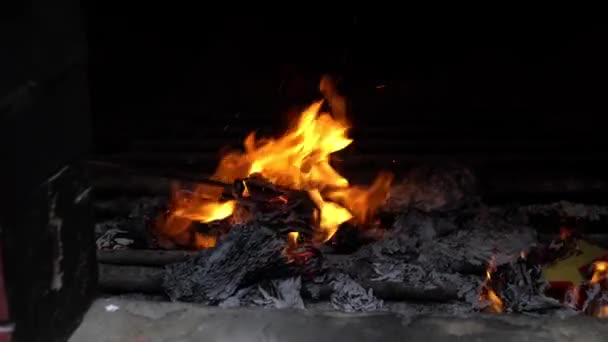 在中国庙宇的炉膛里观看 在祭拜和祈祷的过程中焚烧着乔斯纸 — 图库视频影像
