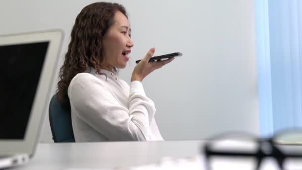 Деловая Женщина Разговаривает Свой Мобильный Телефон Оставляя Голосовое Сообщение Болтая — стоковое видео