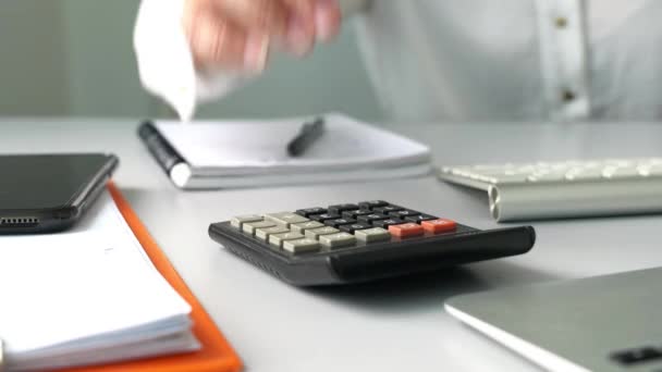 Mulher Negócios Usando Calculadora Sua Mesa Escritório Conceito Negócio Finanças — Vídeo de Stock