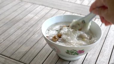 Kasede domuz eti ve pirinç lapası. - Yakın çekim. Asya mutfağı