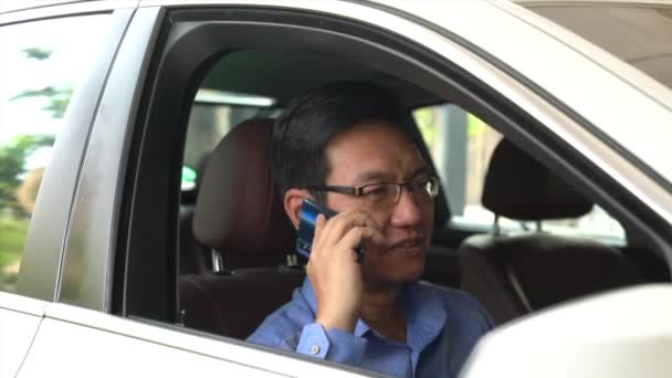 Kinesisk Affärsman Pratar Sin Mobiltelefon Bil — Stockvideo