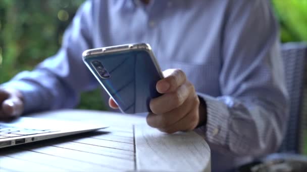 Podnikatel Pracuje Doma Svém Notebooku Mobilním Telefonu Zahradní Pozadí — Stock video