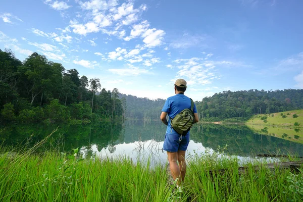 Hiker Cum Photographer Facing Beautiful Lake Forest Landscape Background — Stockfoto