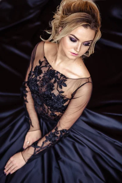 Mulher bonita em vestido de noite preto lindo com maquiagem perfeita e estilo de cabelo — Fotografia de Stock