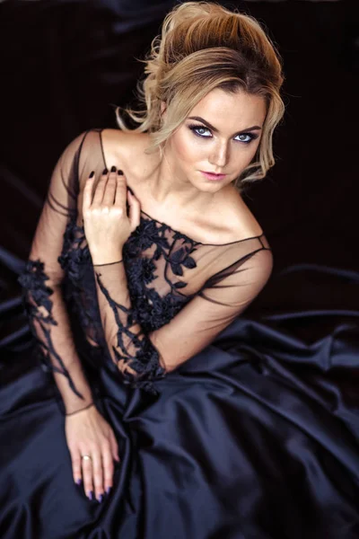 Gyönyörű fiatal nő gyönyörű Fekete estélyi ruha tökéletes smink és haj stílus — Stock Fotó