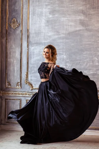Gyönyörű fiatal nő gyönyörű Fekete estélyi ruha tökéletes smink és haj stílus — Stock Fotó
