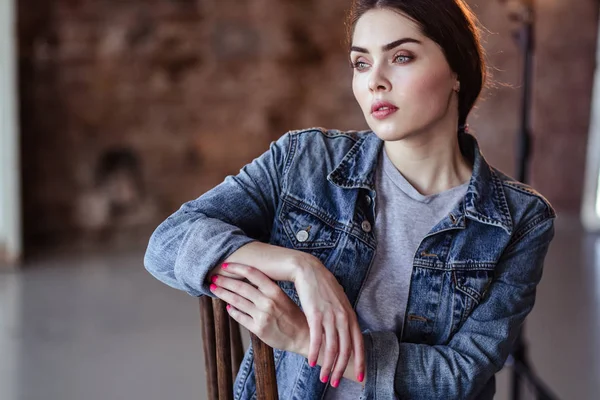 El retrato de cerca de la mujer hermosa joven en la ropa casual en el interior del desván — Foto de Stock