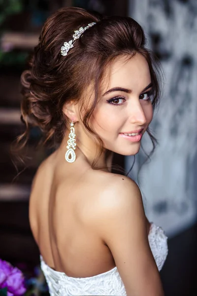 Gyönyörű mennyasszonyi fiatal nő egy esküvői ruha tökéletes smink és frizura — Stock Fotó