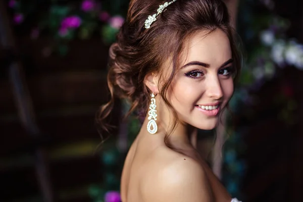 Великолепная невеста молодая женщина в свадебном платье с идеальным макияжем и прической — стоковое фото