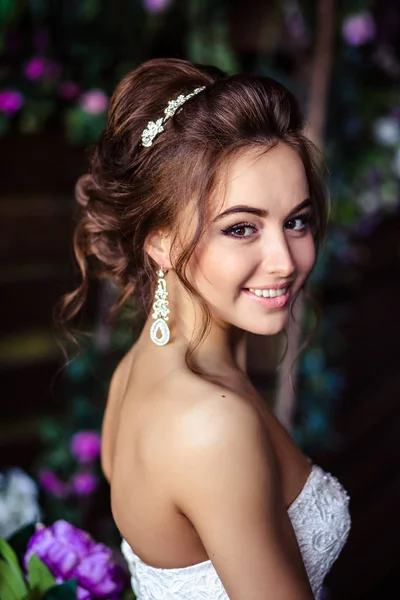 Gyönyörű mennyasszonyi fiatal nő egy esküvői ruha tökéletes smink és frizura — Stock Fotó
