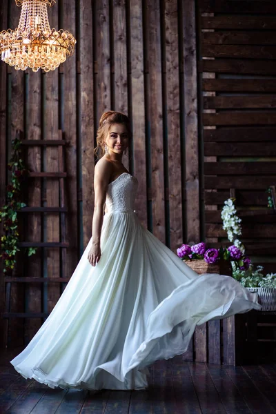 Splendida sposa giovane donna in un abito da sposa con trucco perfetto e acconciatura — Foto Stock