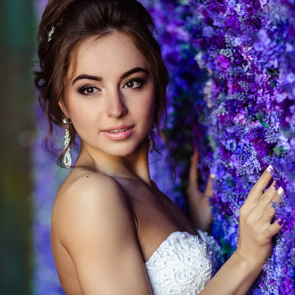 Чудова молода наречена у весільній сукні з ідеальним макіяжем і зачіскою — стокове фото