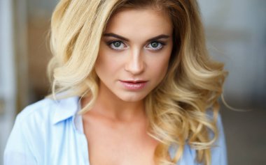 Güzel sarışın genç kadın rahat moda giysileri