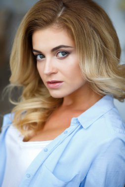 Güzel sarışın genç kadın rahat moda giysileri