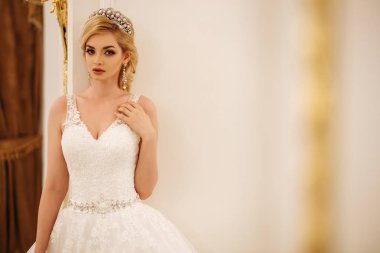 güzel genç kadın gelin lüks gelinlik iç