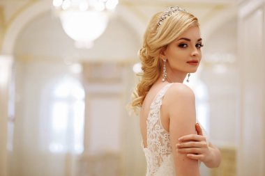 güzel genç kadın gelin lüks gelinlik iç