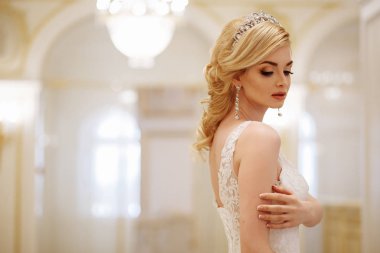 güzel genç kadın gelin lüks gelinlik iç