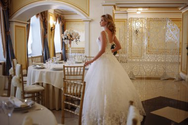 güzel genç kadın gelin lüks gelinlik iç