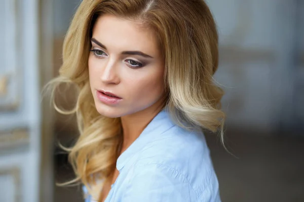 Vacker blond ung kvinna i casual Modekläder — Stockfoto