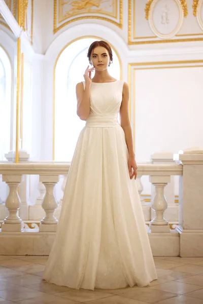 Bella giovane donna sposa in abito da sposa di lusso in interni — Foto Stock