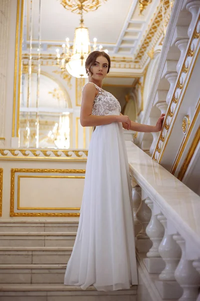 Piękna młoda kobieta Panna Młoda w sukni ślubnej luksusowe wnętrza — Zdjęcie stockowe