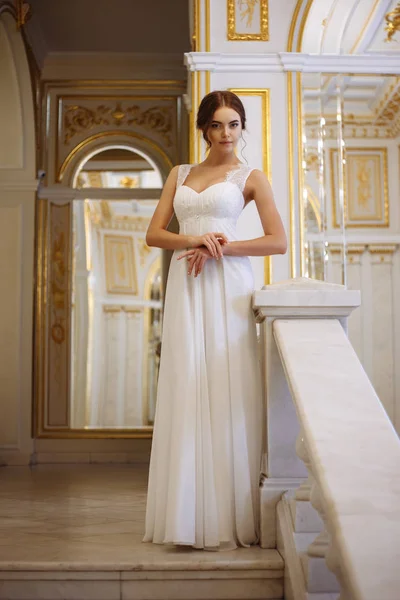Bella giovane donna sposa in abito da sposa di lusso in interni — Foto Stock