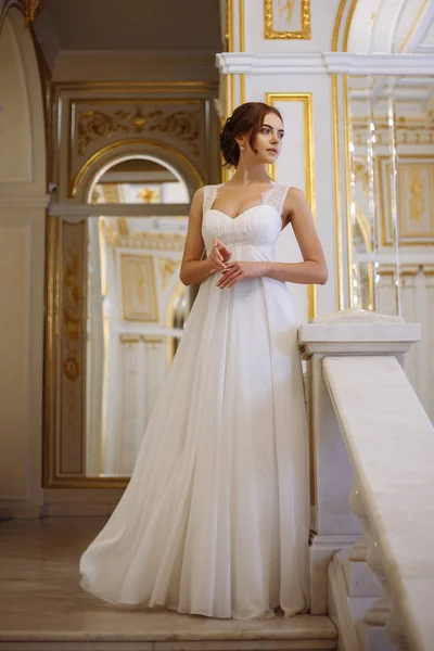 Belle jeune femme mariée en robe de mariée de luxe à l'intérieur — Photo