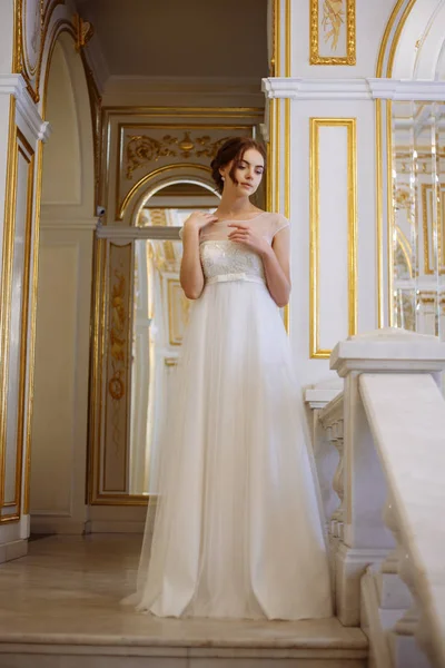 Gyönyörű fiatal nő menyasszony luxus esküvői ruha-belső — Stock Fotó