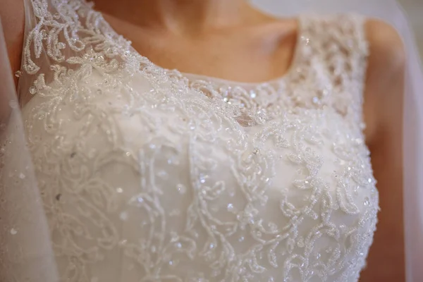 インテリアの高級ウェディング ドレスの美しい若い女性の花嫁 — ストック写真