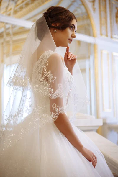 Bela noiva jovem em vestido de noiva de luxo no interior — Fotografia de Stock