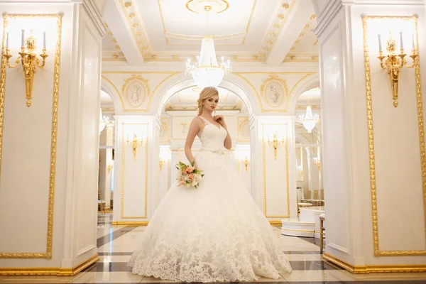 Bela noiva jovem em vestido de noiva de luxo no interior — Fotografia de Stock