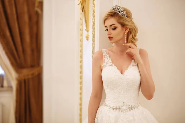 Красивая молодая женщина невеста в роскошном свадебном платье в интерьере — стоковое фото