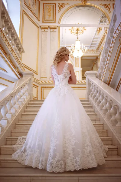 Belle jeune femme mariée en robe de mariée de luxe à l'intérieur — Photo