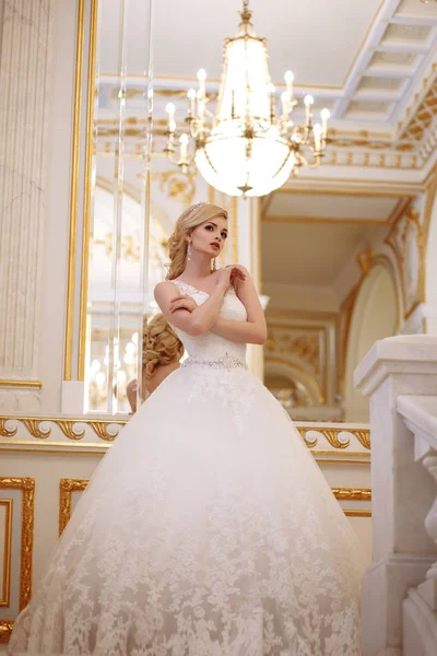 Bella giovane donna sposa in abito da sposa di lusso in interni — Foto Stock