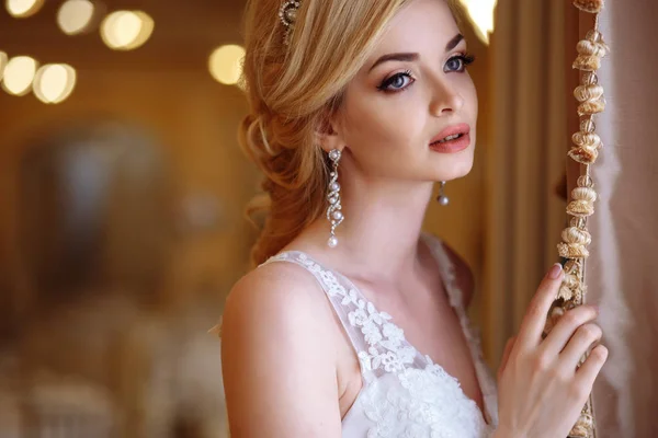 Красива молода жінка наречена в розкішній весільній сукні в інтер'єрі — стокове фото