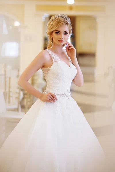 Belle jeune femme mariée en robe de mariée de luxe à l'intérieur — Photo