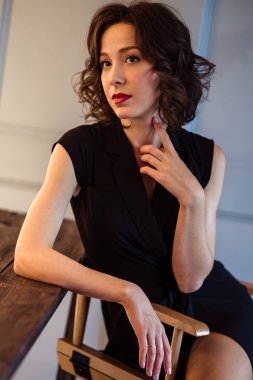 Doğal makyaj ve saç modeli ile siyah giysili bir ihale genç kadına