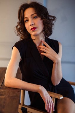 Doğal makyaj ve saç modeli ile siyah giysili bir ihale genç kadına