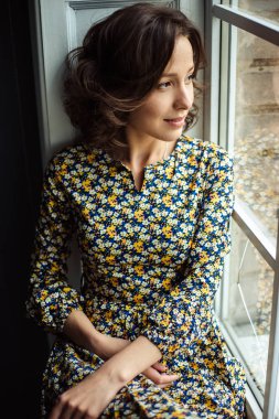 Doğal makyaj ve saç modeli ile bir renk içinde ihale genç kadın