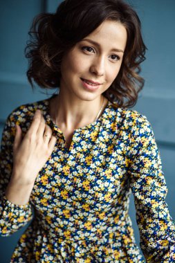 Doğal makyaj ve saç modeli ile bir renk içinde ihale genç kadın