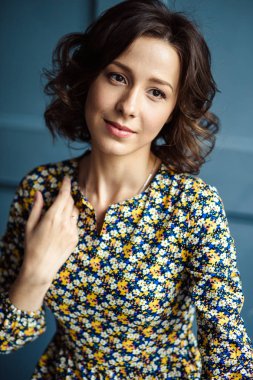 Doğal makyaj ve saç modeli ile bir renk içinde ihale genç kadın