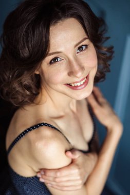 Doğal makyaj ve saç modeli ile siyah giysili bir ihale genç kadına