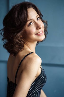 Doğal makyaj ve saç modeli ile siyah giysili bir ihale genç kadına