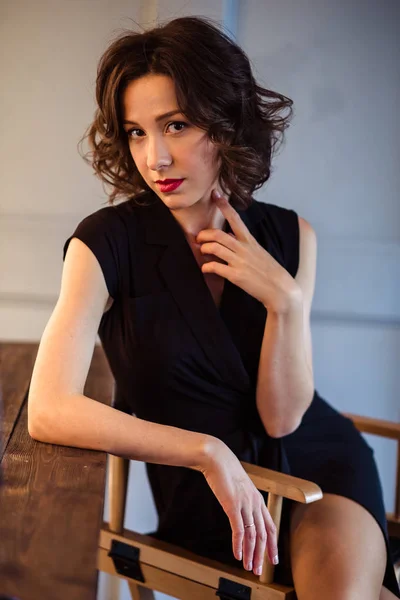 Pályázat fiatal nő, egy fekete ruhás, természetes smink és frizura — Stock Fotó