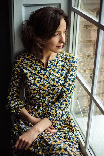 Doğal makyaj ve saç modeli ile bir renk içinde ihale genç kadın