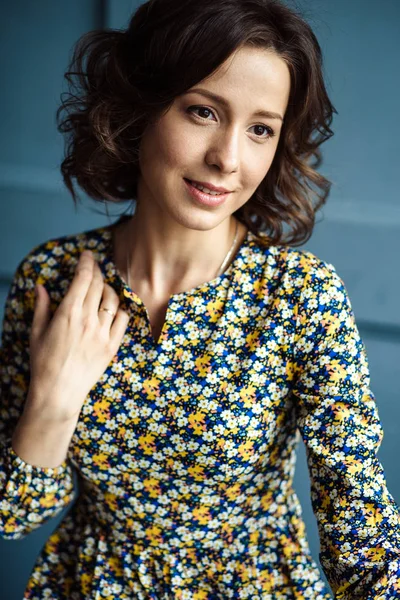 Doğal makyaj ve saç modeli ile bir renk içinde ihale genç kadın