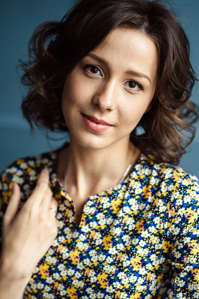 Doğal makyaj ve saç modeli ile bir renk içinde ihale genç kadın